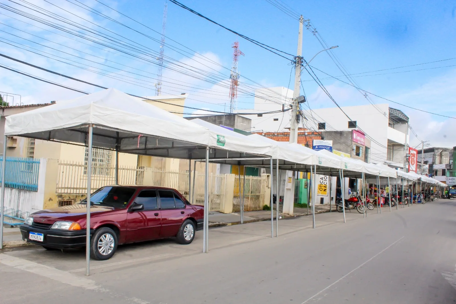 Montagem da estrutura para o evento na Praça Manoel Teixeira de Freitas - Foto: Fala Genefax