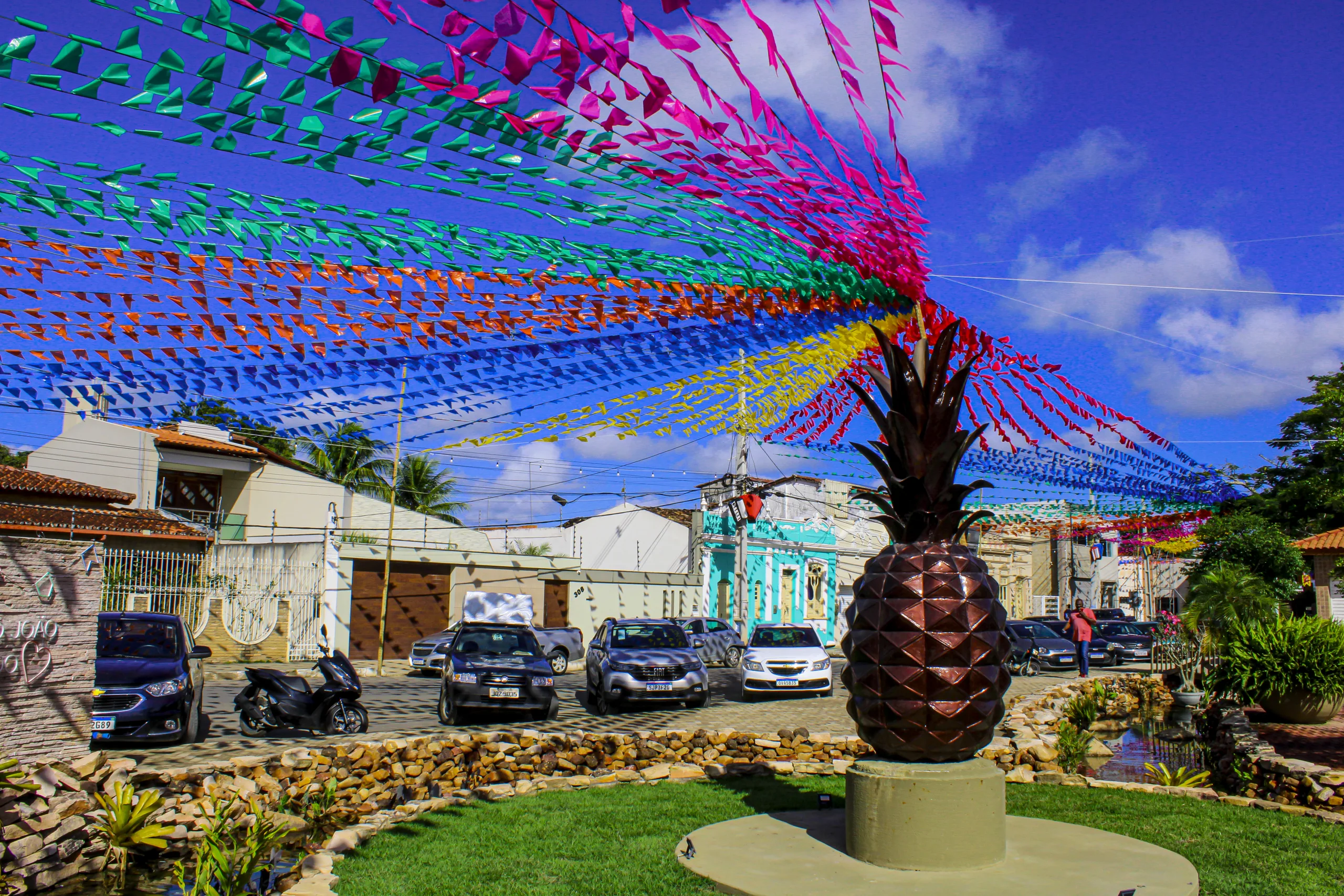 Realizada pela Prefeitura Municipal, decoração junina transforma as ruas de Coração de Maria e encanta moradores - Foto: Fala Genefax