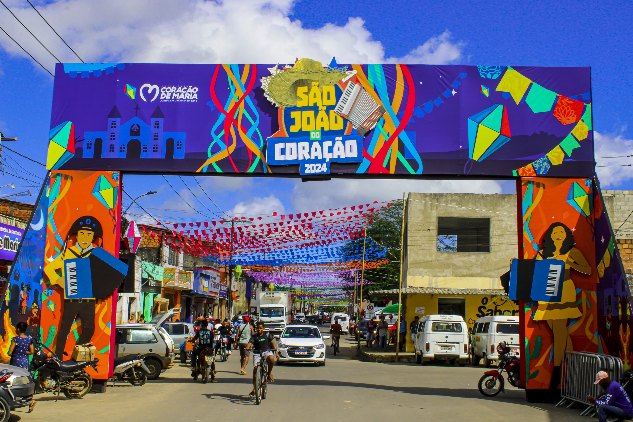 Realizada pela Prefeitura Municipal, decoração junina transforma as ruas de Coração de Maria e encanta moradores - Foto: Fala Genefax