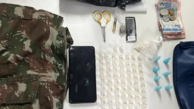 Policiais apreenderam material encontrado com suspeito- Foto: Divulgação/PM