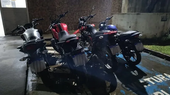 Motos roubadas foram encontradas pela polícia em Sussuarana- Foto: Divulgação/Polícia Militar