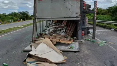 Carga de cerveja ficou espalhada sobre a pista e foi saqueada por populares — Foto: Reprodução/Nucom PRF