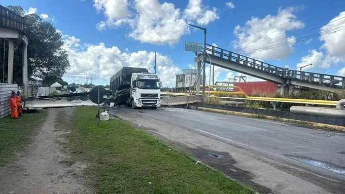 Passarela despencou enquanto motorista esperava sinal abrir — Foto: Reprodução/Defesa Civil Camaçari