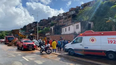 Equipes do Samu e dos bombeiros tentam retirar trabalhador de buraco em Salvador — Foto: Filipe Costa/TVBA