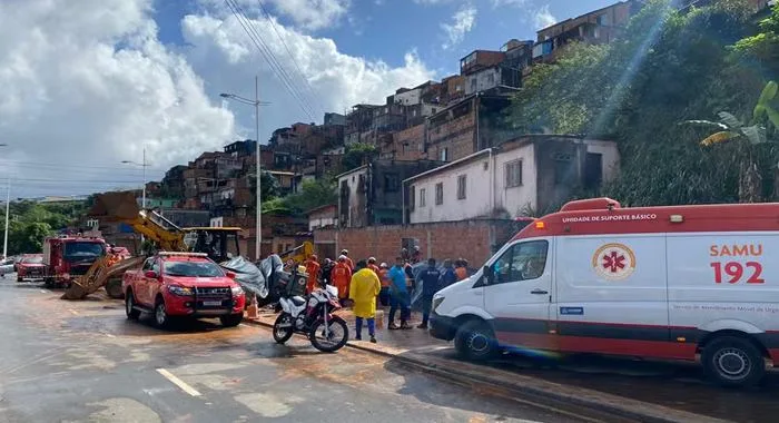 Equipes do Samu e dos bombeiros tentam retirar trabalhador de buraco em Salvador — Foto: Filipe Costa/TVBA