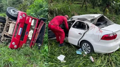 Acidente entre caçamba e carro de passeio deixou dois mortos na Bahia — Foto: Giro Ipiaú