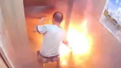 Homem estava com bateria na mão quando começou a explosão - Foto: Reprodução/Vídeo