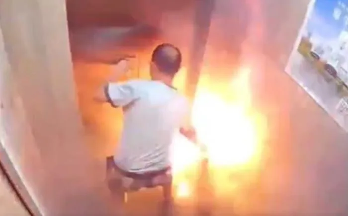 Homem estava com bateria na mão quando começou a explosão - Foto: Reprodução/Vídeo