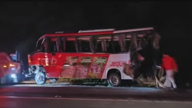 Dezesseis pessoas ficam feridas após engavetamento entre dois ônibus e caminhão — Foto: Reprodução/TV Sudoeste