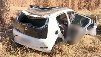 Dois homens morreram e uma pessoa ficou ferida após carro capotar e sair da rodovia na Bahia — Foto: Reprodução/TV Oeste