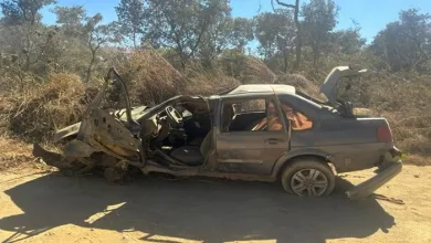 Carro capotou várias vezes e vítima foi atirada para fora do veículo — Foto: PRF