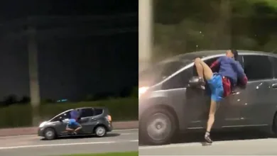 Homem tenta roubar celular de motorista e acaba pendurado em porta de carro - Foto: Reprodução/Vídeo