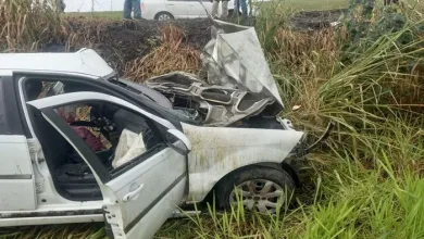 Fiat Siena onde estavam irmãos que morreram após batida de carros na BR-101, quando voltavam de velório do pai — Foto: Redes sociais