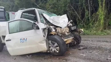 Motorista morre após batida entre dois carros e uma carreta no sul da Bahia- Foto: Reprodução/Franciele Caetano/TV Santa Cruz