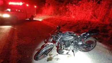 Adolescente pilotava moto quando bateu de frente com caminhão. — Foto: Divulgação/PRF Adolescente pilotava moto quando bateu de frente com caminhão. — Foto: Divulgação/PRF