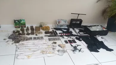 Armas, drone e drogas são apreendidos em imóvel no sudoeste da Bahia — Foto: Divulgação/PM-BA