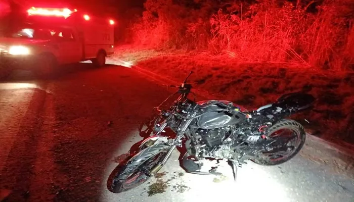 Adolescente pilotava moto quando bateu de frente com caminhão. — Foto: Divulgação/PRF Adolescente pilotava moto quando bateu de frente com caminhão. — Foto: Divulgação/PRF