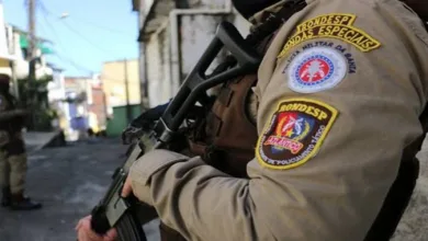 Homem armado ameaça moradores e é preso pela Polícia Militar- Foto: Reprodução/Alberto Maraux