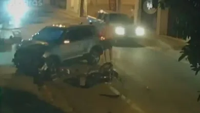 Mulher é arremessada de moto após ser atingida por carro - Foto: Reprodução/Vídeo