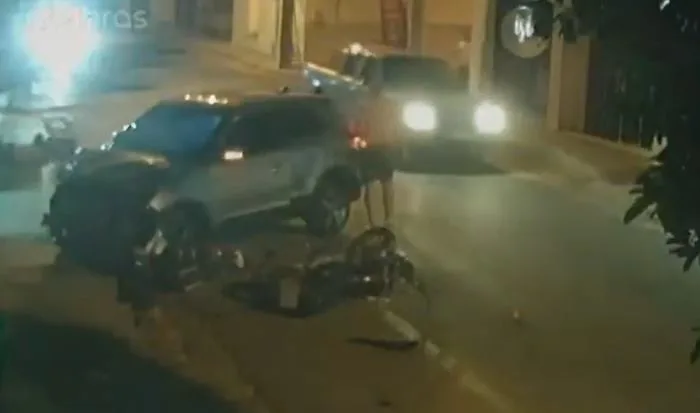 Mulher é arremessada de moto após ser atingida por carro - Foto: Reprodução/Vídeo