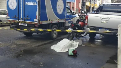 Jovem é assassinado a tiros por dupla em motocicleta no centro de Feira de Santana - Foto: Reprodução/Redes Sociais