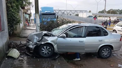 Carro fica parcialmente destruído após acidente de trânsito no distrito do Bessa, em Conceição do Jacuípe - Foto: Reprodução