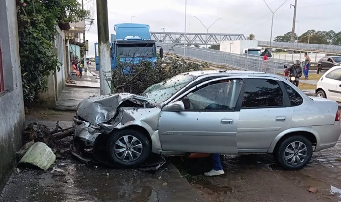 Carro fica parcialmente destruído após acidente de trânsito no distrito do Bessa, em Conceição do Jacuípe - Foto: Reprodução