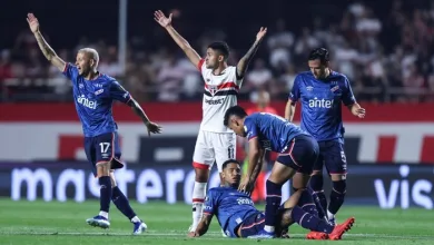 Juan Izquierdo foi ao chão depois de se sentir mal na partida contra o São Paulo - Foto: Alexandre Schneider/Getty Images