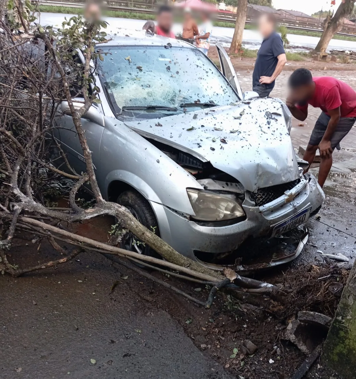 Carro fica parcialmente destruído após acidente de trânsito no distrito do Bessa, em Conceição do Jacuípe - Foto: Reprodução