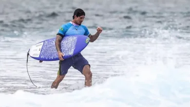 Gabriel Medina comemora a medalha de bronze na Olimpíada de Paris - Foto: William Lucas/COB