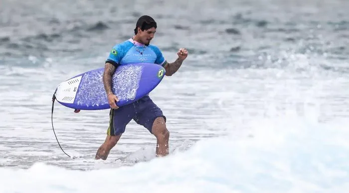 Gabriel Medina comemora a medalha de bronze na Olimpíada de Paris - Foto: William Lucas/COB