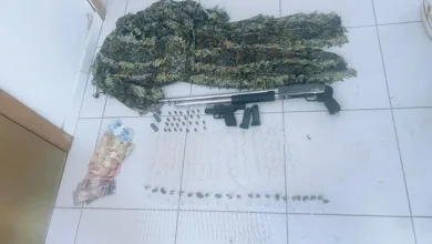 Armas, drogas e até uma roupa de camuflagem foram encontradas com os criminosos- Foto: Reprodução