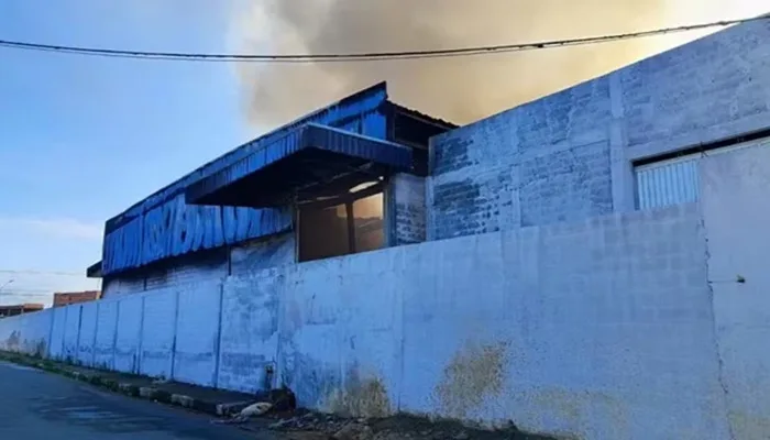 Incêndio em galpão em Feira de Santana- Foto: Reprodução/Acorda Cidade