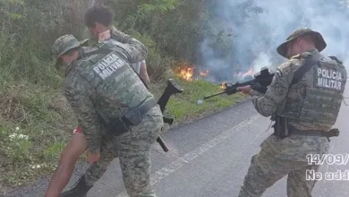 Homem é preso em flagrante enquanto usava isqueiro e combustível para colocar fogo em vegetação na Bahia — Foto: Divulgação/CIPPA