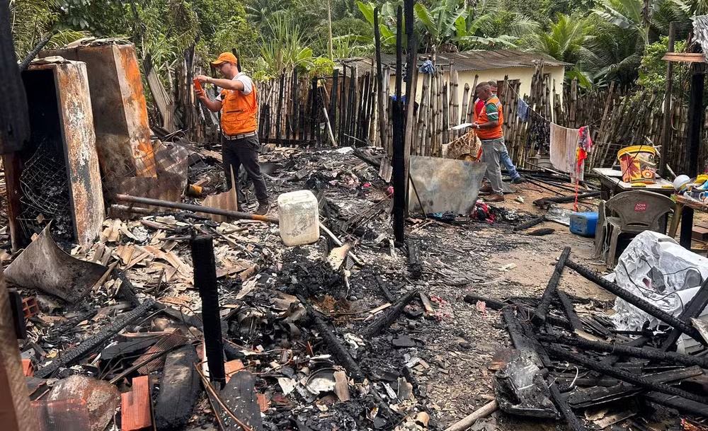 Casa foi totalmente destruída pelo fogo em Lauro de Freitas — Foto: Reprodução/Redes sociais