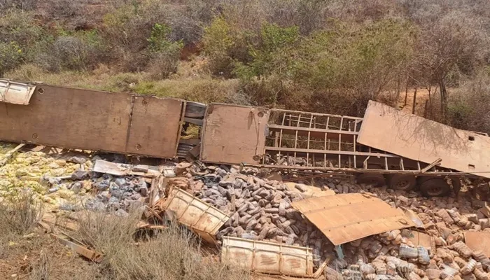 Caminhão que carregava alimentos capotou manhã desta terça-feira (17)- Foto: Reprodução/Polícia Rodoviária Estadual