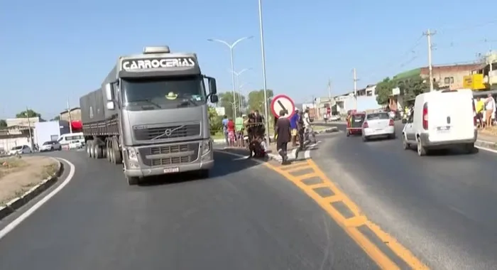 Homem morre após ser atropelado por carreta na Bahia — Foto: Reprodução/TV Oeste