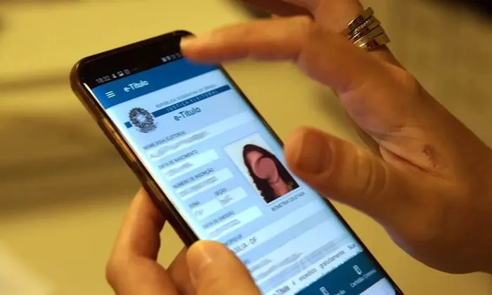 FIQUE LIGADO! Aplicativo e-Título só pode ser baixado até a véspera da eleição - Foto: Reprodução | Agência Brasil