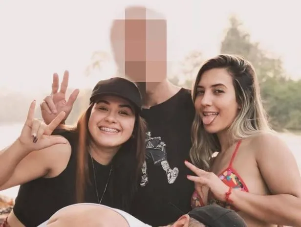 Imagem publicada nas redes sociais mostra candidata a vereadora e irmã fazendo gesto que simboliza um número associado a uma facção rival. — Foto: Reprodução