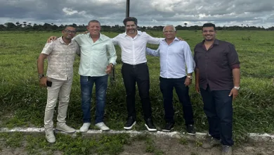 Na foto: Danilo Conceição, coordenador geral de Indústria e Comércio; o vice-prefeito Geo Galego; Jarrier Belmonte Silva, sócio-proprietário da Colormaq; João Bahia, prefeito de Amélia Rodrigues e Davi Grillo, secretário de Obras – Foto: Divulgação