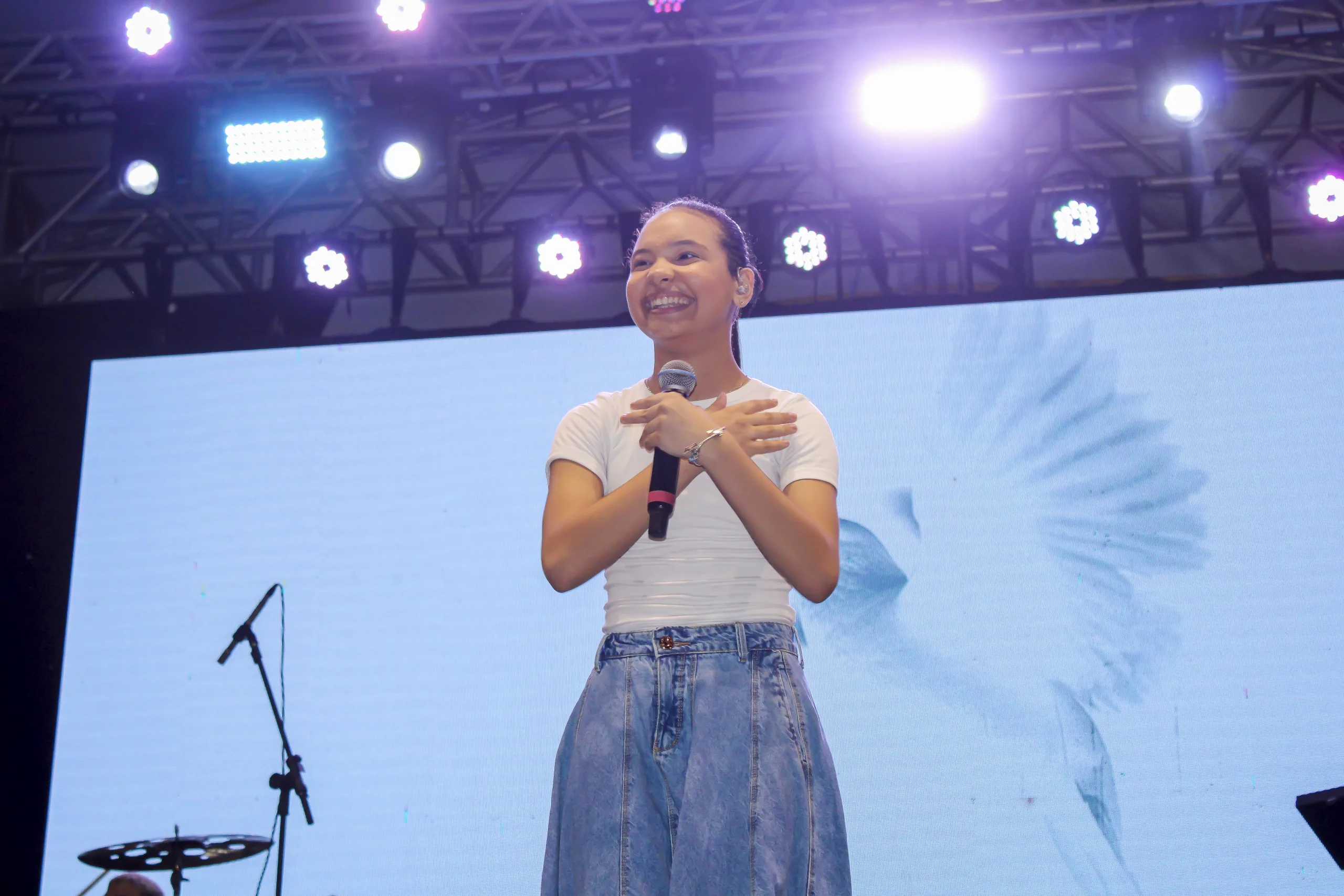 A jovem cantora Maria Marçal, de apenas 15 anos, encantou o público com sua voz e talento - Foto: Fala Genefax