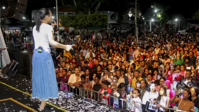 A jovem cantora Maria Marçal, de apenas 15 anos, encantou o público com sua voz e talento - Foto: Fala Genefax