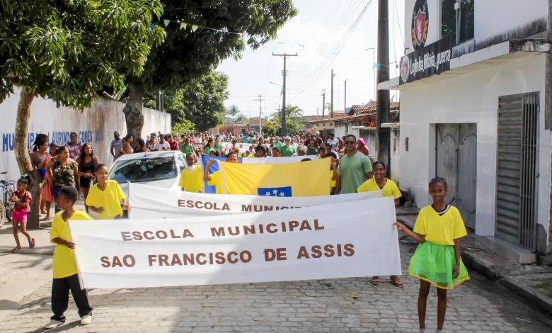 Escolas Laurindo Gomes Dias e São Francisco de Assis realizam desfile cívico em Conceição do Jacuípe - Foto: Fala Genefax