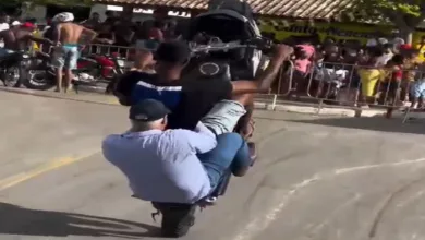 João Paulo, candidato a prefeito de Teodoro Sampaio, é flagrado sem capacete na garupa de moto enquanto condutor dá "grau" - Foto: Reprodução/Vídeo