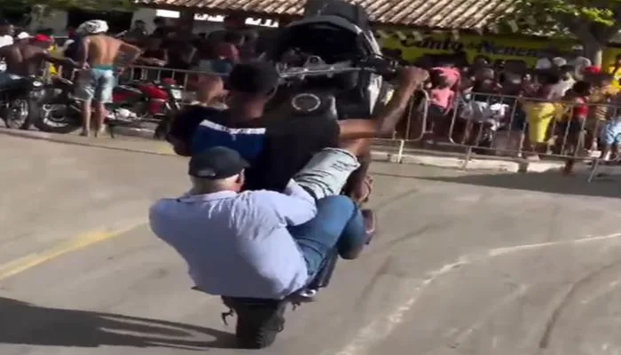 João Paulo, candidato a prefeito de Teodoro Sampaio, é flagrado sem capacete na garupa de moto enquanto condutor dá "grau" - Foto: Reprodução/Vídeo