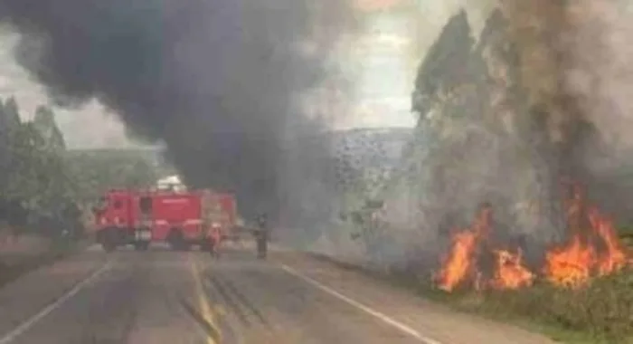 Caminhão frigorífico tomba e pega fogo após populares serem impedidos de saquear carga na BR-116- Foto: Reprodução/ Redes Sociais