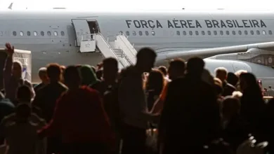 Brasileiros que estavam no Líbano, desembarcam do avião da FAB, na Operação “Raizes do Cedro” - Foto: Reprodução/Paulo Pinto/Agência Brasil