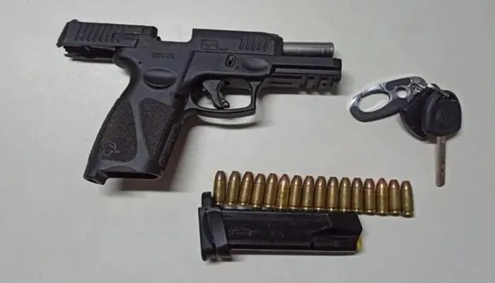 Homem é preso em flagrante após ameaçar irmãos com pistola em Feira de Santana - Foto/Divulgação: PMBA