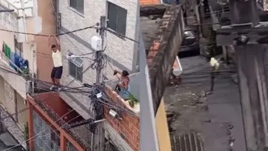 Homem se joga de poste após tentar fugir de confusão por fiação elétrica - Foto/ Reprodução: Rede Social