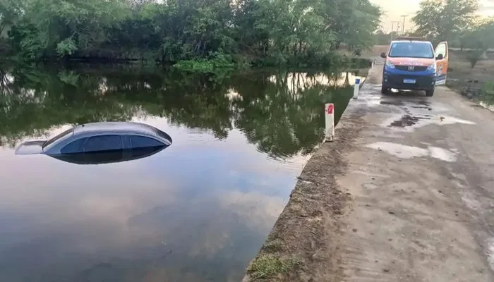 Morador de Feira de Santana é resgatado após acidente de carro em barragem- Foto/ Reprodução